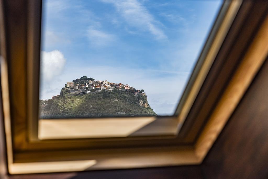 Almond Taormina